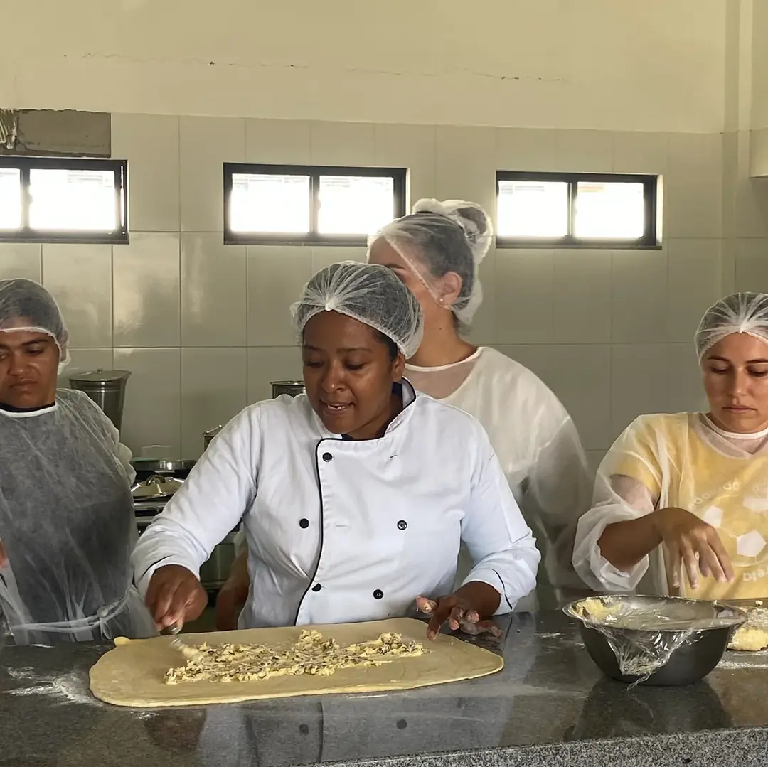 Equipe de cozinha preparando refeições
