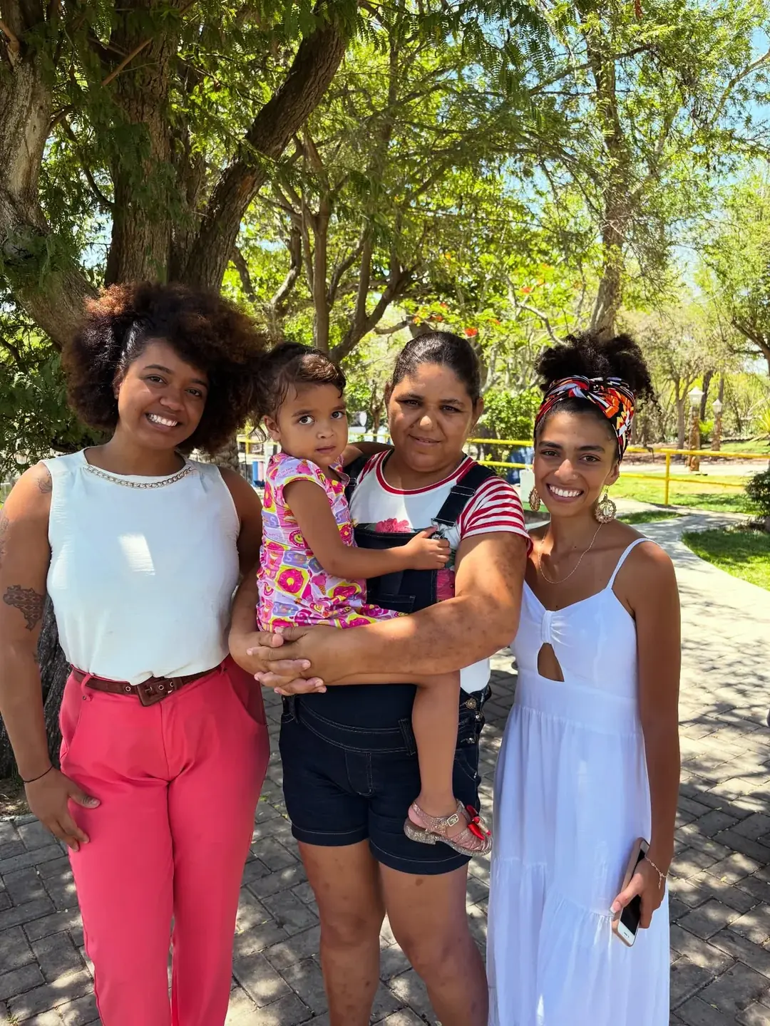 Mulheres atendidas pelo CRAS reunidas ao ar livre