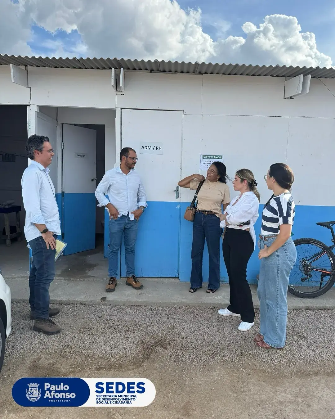 Famílias em frente às casas entregues pelo município